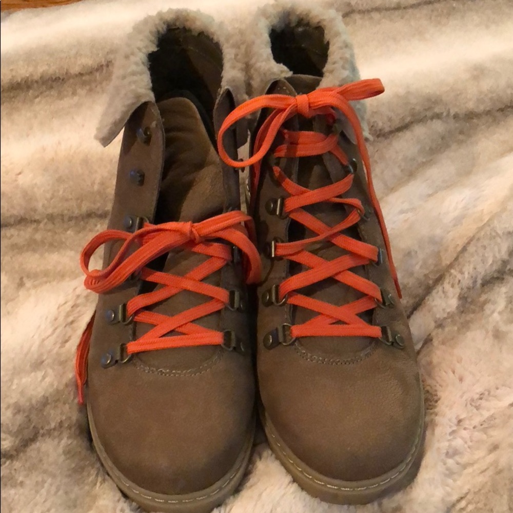 Bass Boots tan suede.